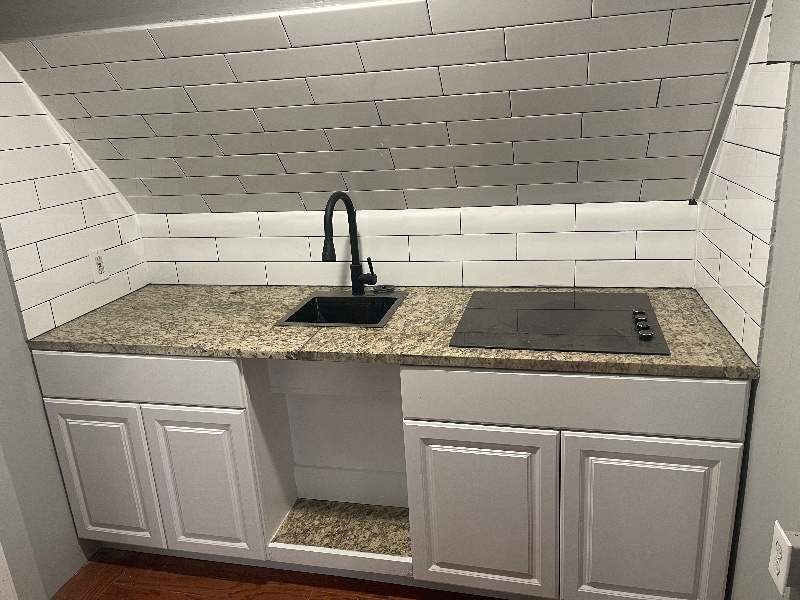 Building Photo - 595 William St