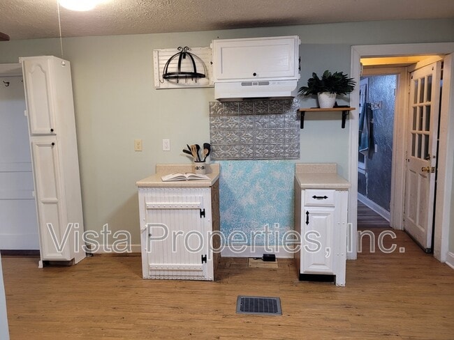 Building Photo - 1121 Elm St