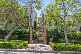 Building Photo - 8724 Shoreham Dr