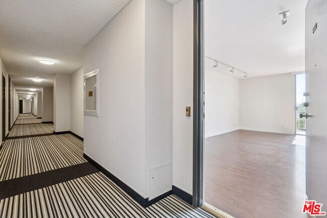 Building Photo - 100 S Doheny Dr