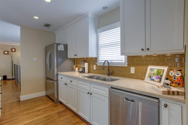 Building Photo - 2105 Rockridge Terrace
