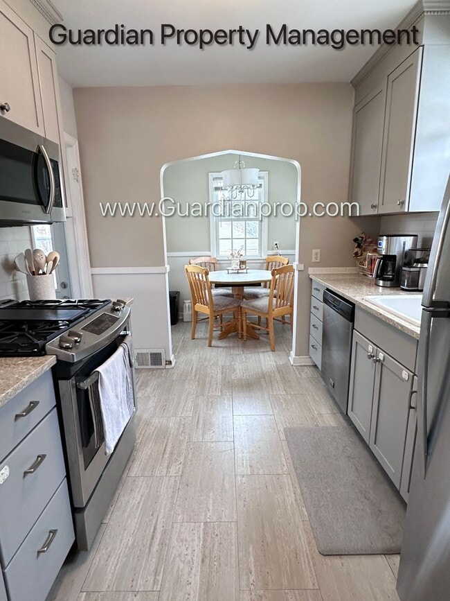 Building Photo - South Minneapolis Single Family Home, Garage, Fenced In Yard, Excellent Condition