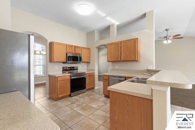 Building Photo - SPACIOUS 3/2/2 IN POPULAR PINE GROVE