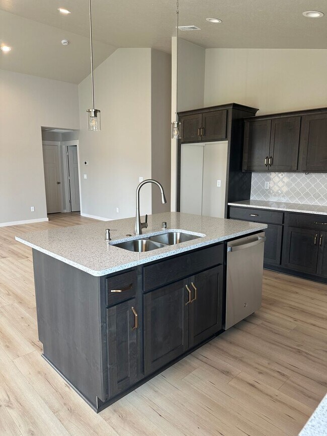 Building Photo - Newer Home in Culdesac