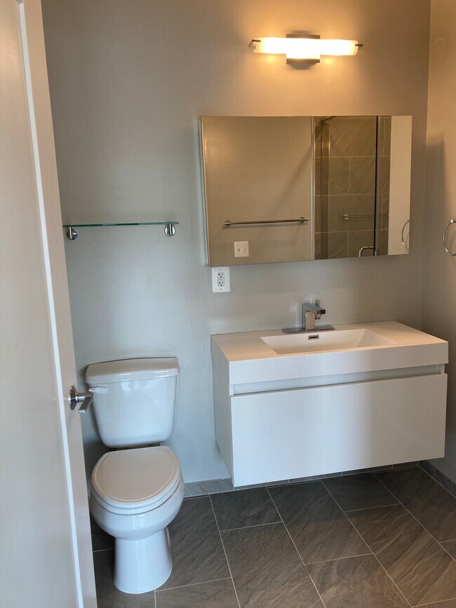 Full Bath #1 - 989 S Buchanan St