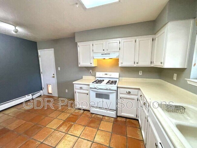Building Photo - 314 Amherst Dr SE