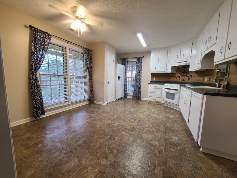 Large kitchen with eat-in space and new whirlpool fridge and ice maker - 104 Bridgestone Dr NE