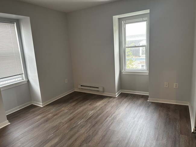 Living room - 50 E Washington Ln