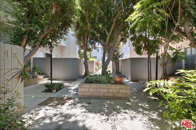 Building Photo - 2112 Warfield Ave