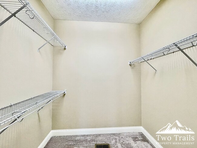 Building Photo - LUXURY MOUNTAIN LIVING IN GATED COMMUNITY