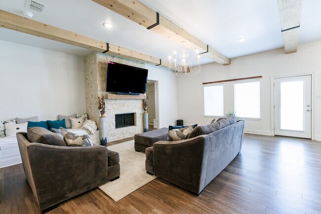 Building Photo - Luxury 4-Bedroom, 3-Bathroom Home in Kelse...