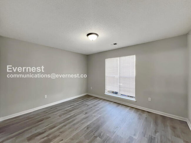 Building Photo - Limited Time Special Offer / 2 Bed, 2 Bath Home with Off-Street Parking / Pet-Friendly / Availabl...