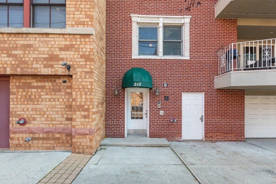 Building Photo - 215 Grand St