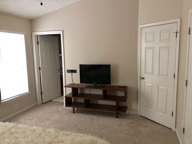 Building Photo - 7277 Charlotte Pike