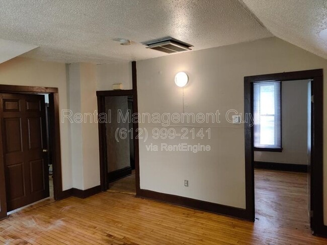 Building Photo - 2500 17th Ave S