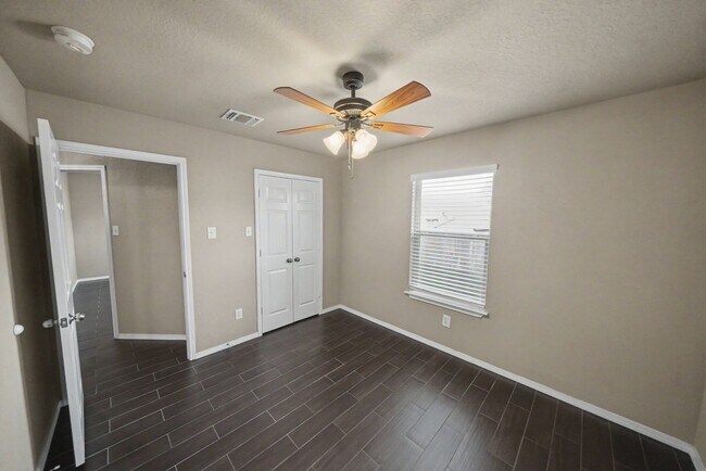 Building Photo - Spacious Single-Story Home with Solar Panels - Realtor Commission: $500