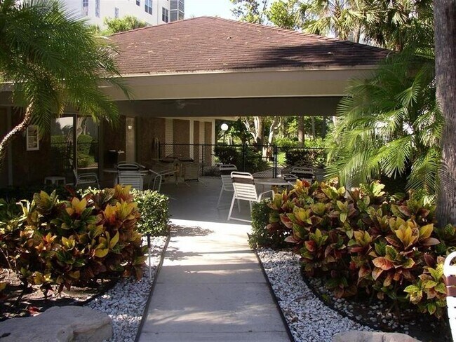 Building Photo - 4015 W Palm Aire Dr