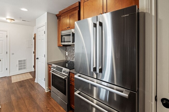 Building Photo - Exquisite Condo in Prime Plymouth Location