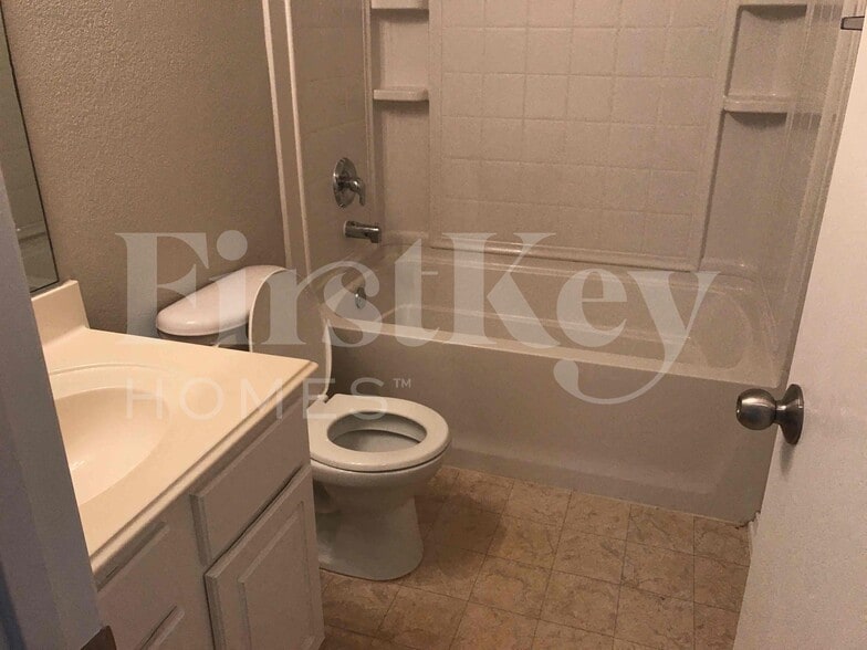 Building Photo - 429 W Clover Park Dr