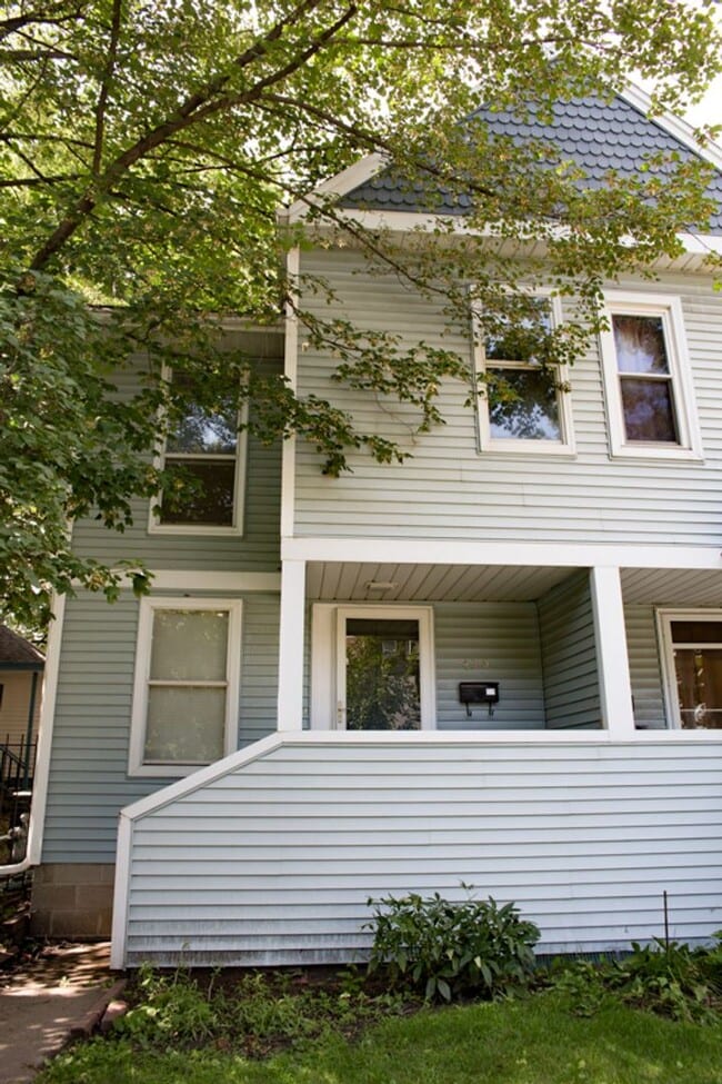 Building Photo - 3 Bedroom 2 Bath Close to the U of M Avail...