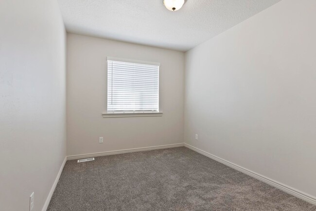 Building Photo - Chic 3 Bed 2.5 Bath Townhome in Spanish Fork!