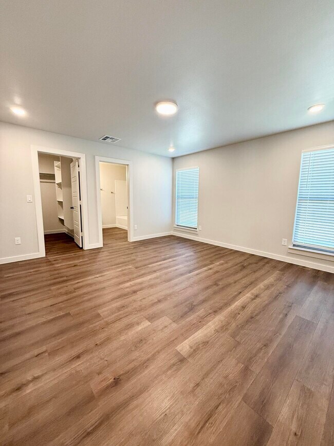 Building Photo - 2119 Langford Ave