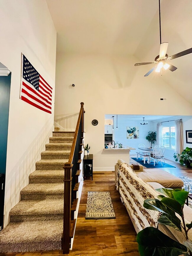 Building Photo - Georgous Large Open Floor Plan Home with Easy Commute to Nashville