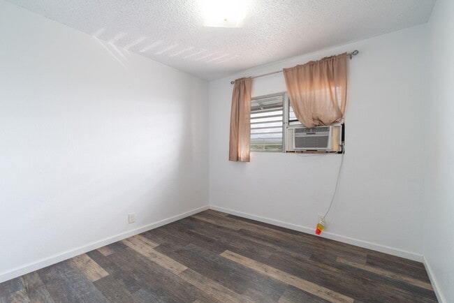 Building Photo - Fully remodeled, spacious 3BR/1.5BA/2PKG near Waikele