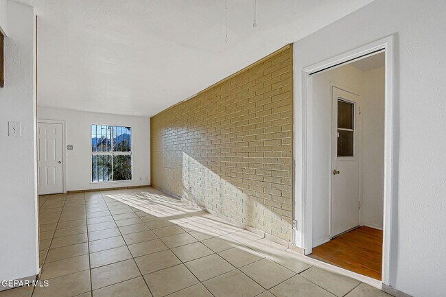 Building Photo - 10068 Oakwood Dr