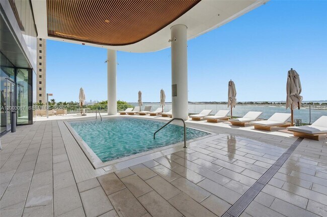 Building Photo - 175 SE 25th Rd