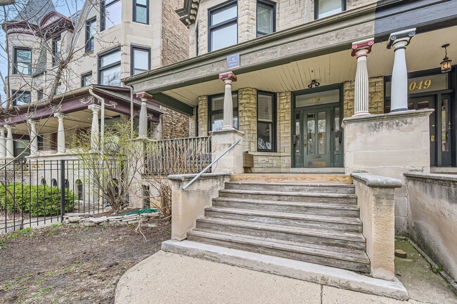Building Photo - 4053 N Greenview Ave