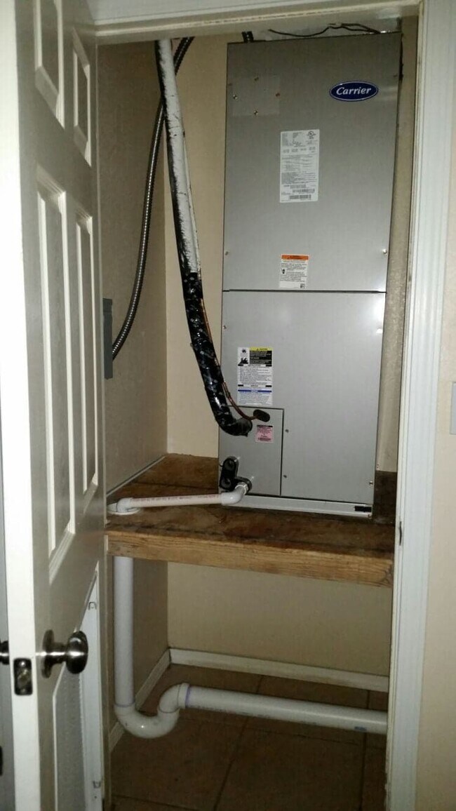 Building Photo - 909 E Jefferson St