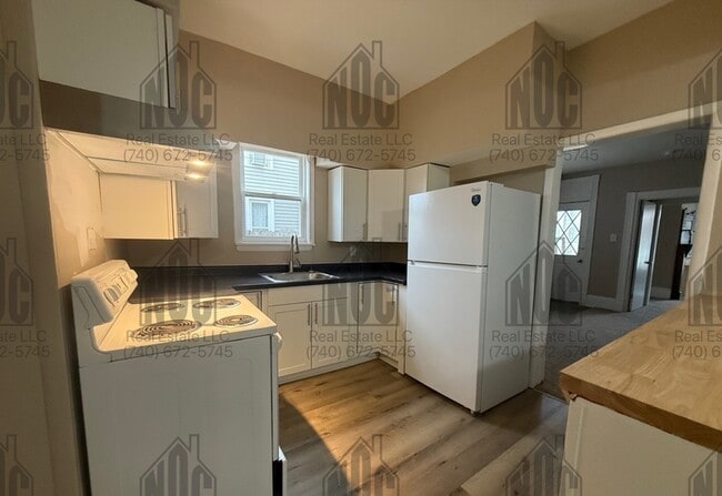 Building Photo - 148 1/2-148 1/2 E Allen St