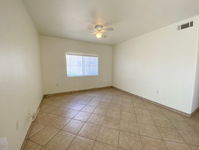 Building Photo - 3400 Cabana Dr