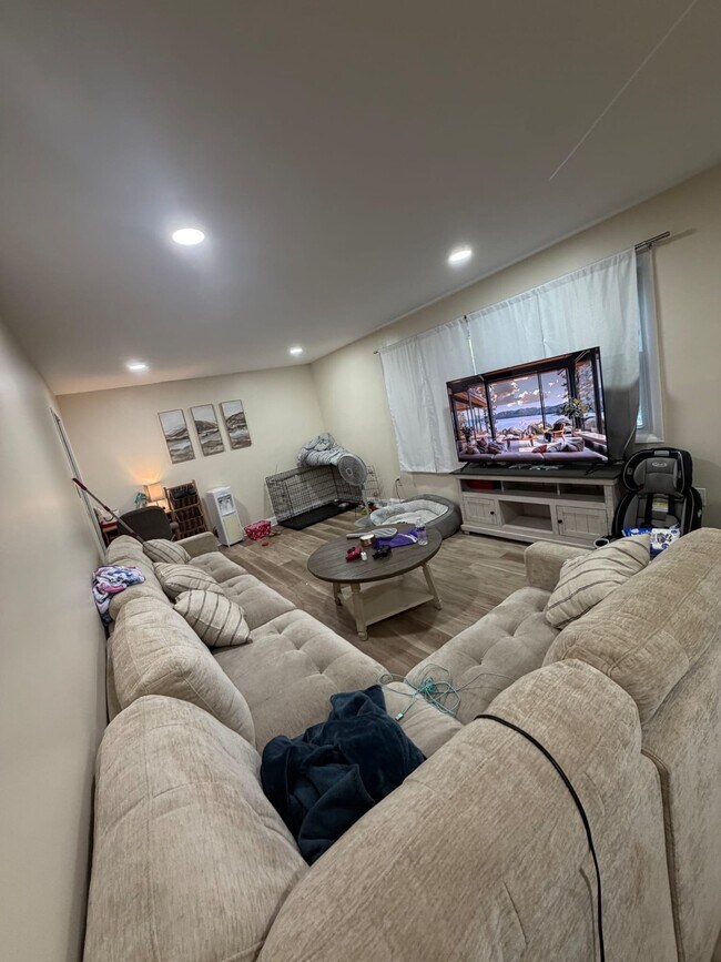 Building Photo - 408 Apple Dr