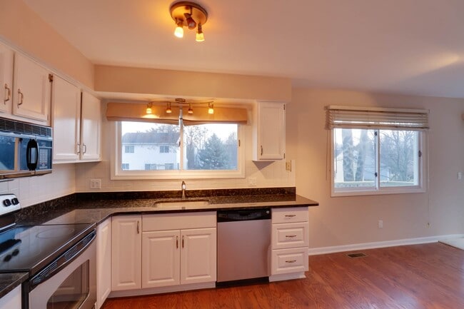 Building Photo - Rochester Hills 3 Bedroom Detached Condo