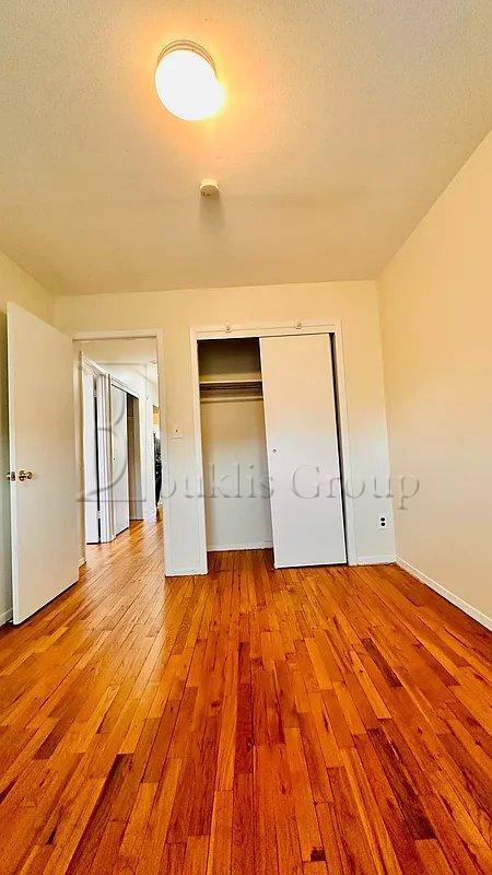 Building Photo - 3 bedroom in ASTORIA NY 11105