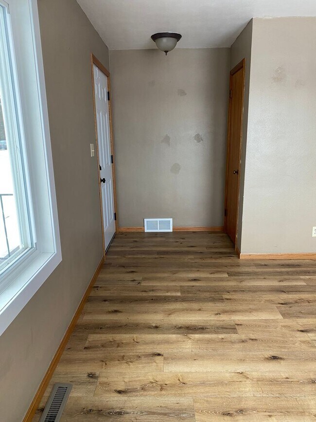 Building Photo - 5 bedroom/ 2 bath home within walking distance to BSU