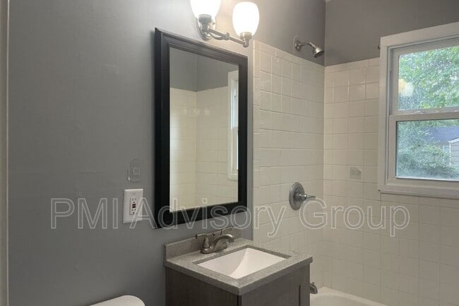 Building Photo - 2413 SW Mission Ave