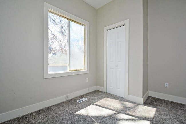 Building Photo - 294 Winifred St E