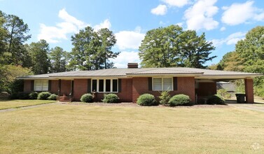 Building Photo - Large Pell City Home