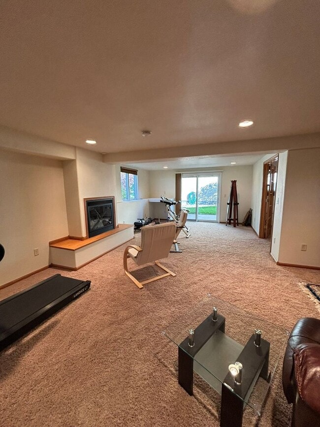 Building Photo - 3 BED | 3 BATH | TOWNHOME | DOUBLE GARAGE | WEST