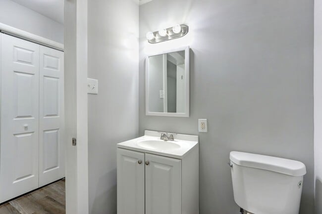 Building Photo - Large 3BR/2BA East Savannah House For Rent