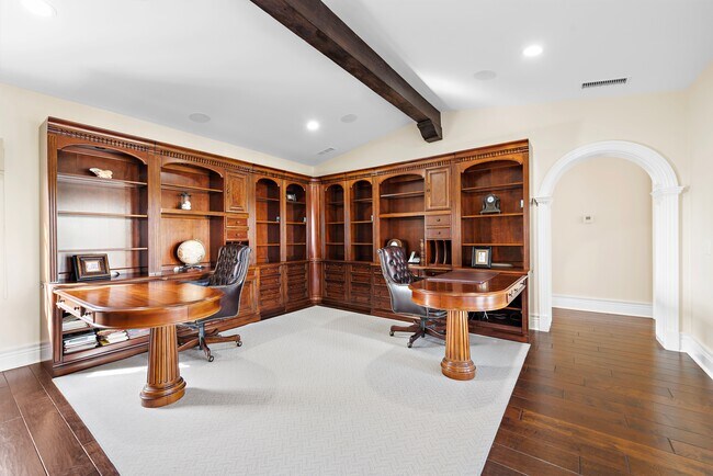 Building Photo - 8 Whalers Bluff