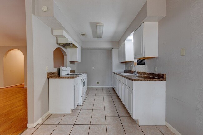 Building Photo - 5102 Parsley Ave