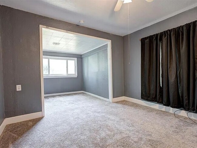 Building Photo - 4001 Meadowview Dr