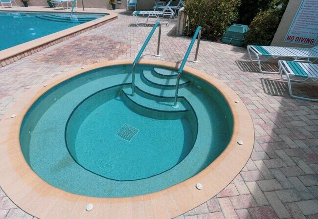 Building Photo - 2900 Cove Cay Dr