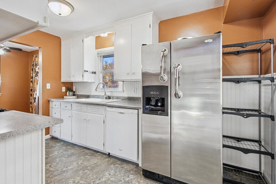 Building Photo - 5800 Moore Lake Dr W