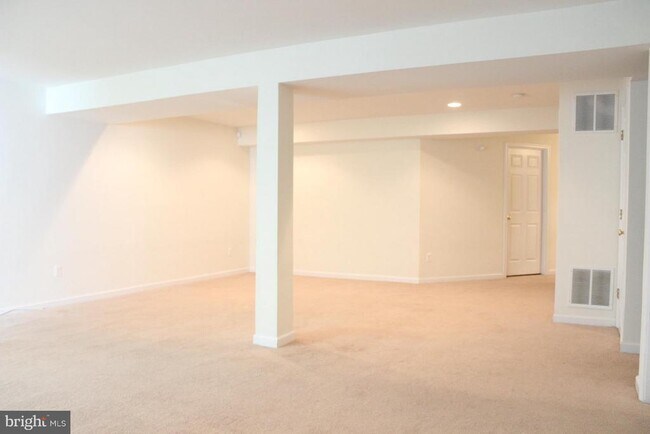 Building Photo - 15220 Lord Culpeper Ct