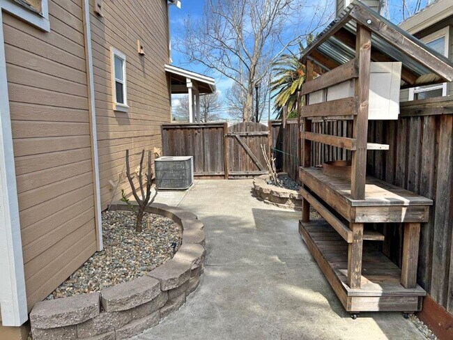 Building Photo - Modern 4 Bedroom 3 Bath Close to Marina Suisun City *Star Rentals